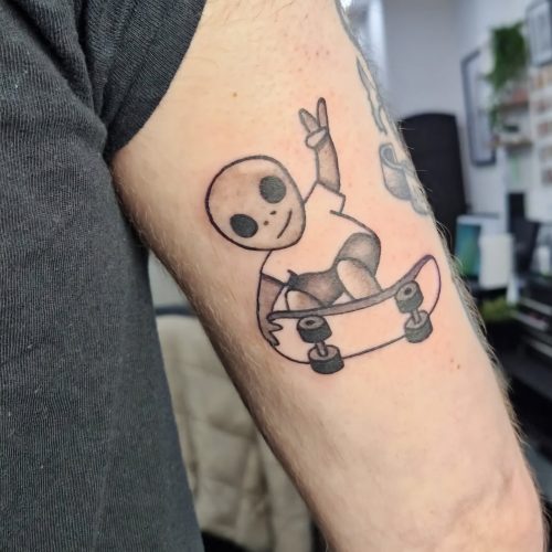 Blackwork tattoo skater.